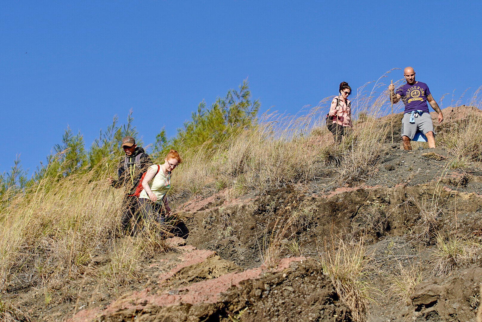 Wandergruppe beim Aufstieg über Lavafelder